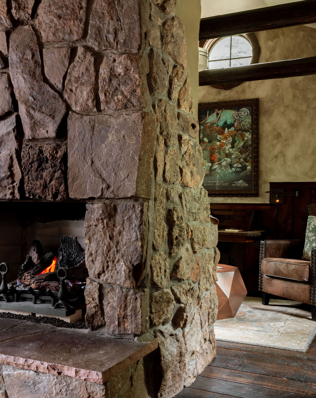 Gas firplace at the foot of the bed