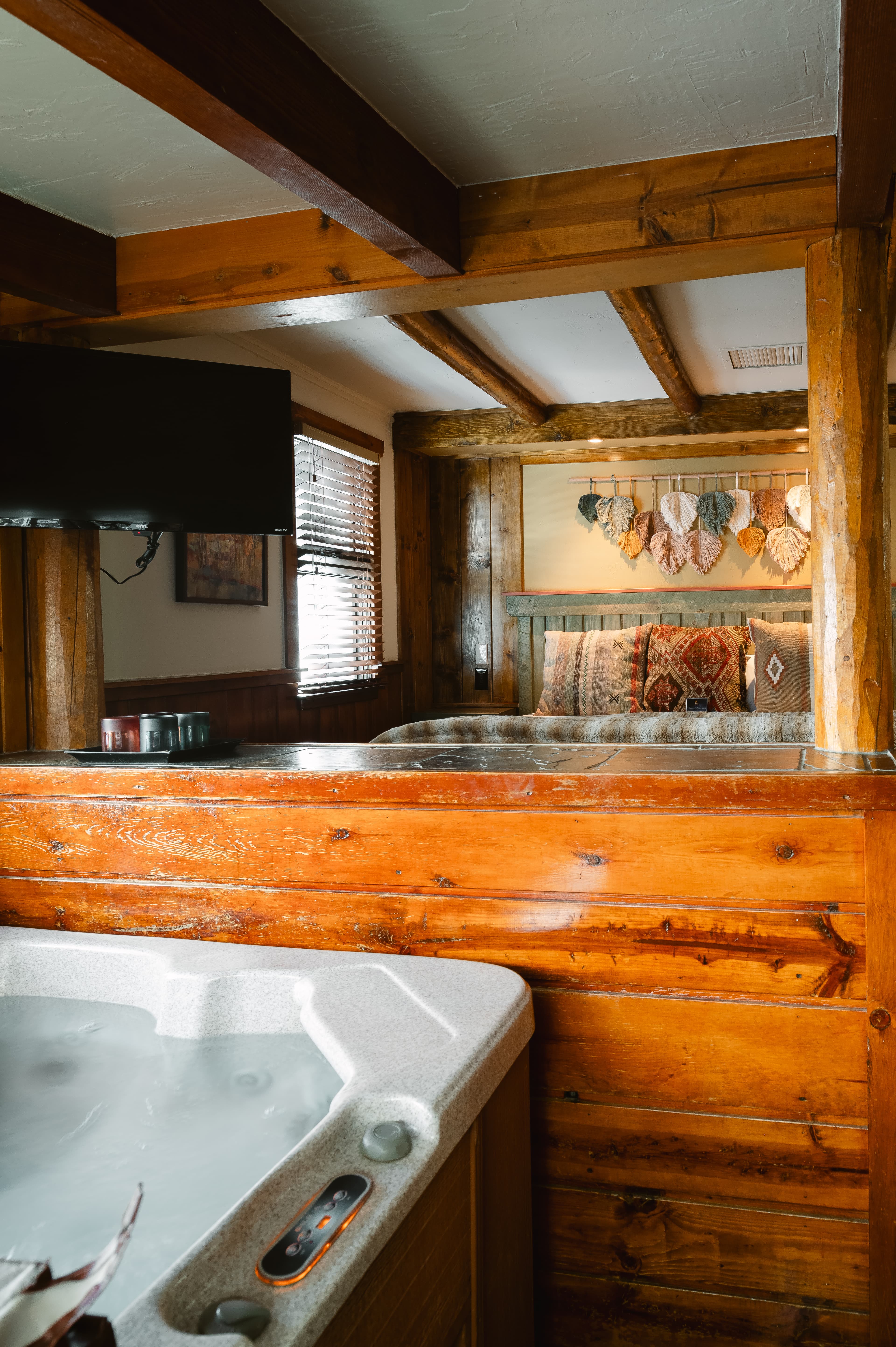Hot tub, king bed wooded hot tub room